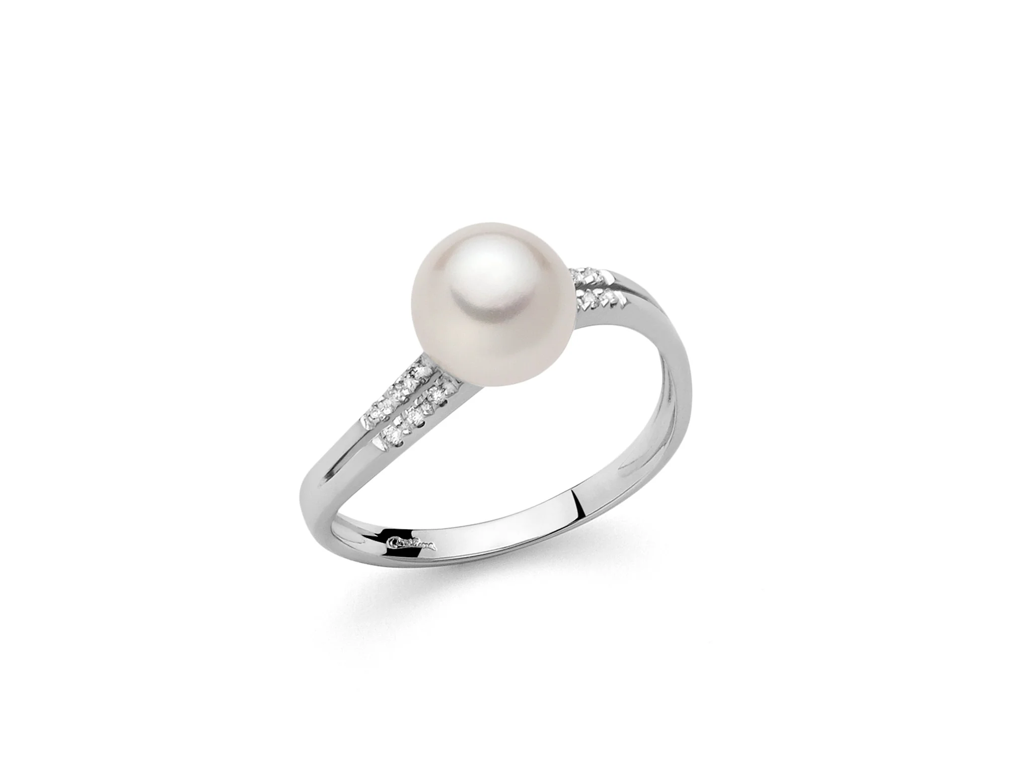 Anello in oro e diamanti con perla Oriente